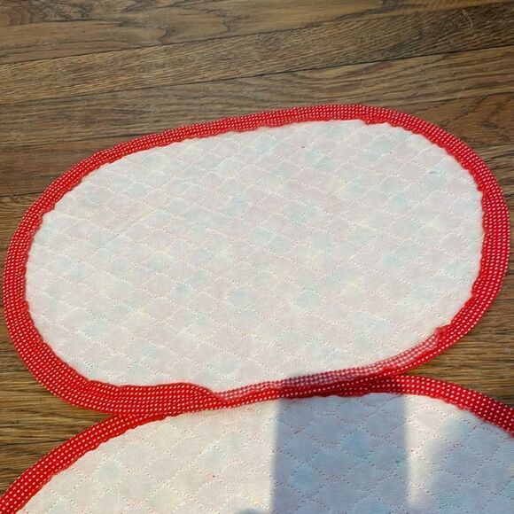 Vintage late 60s/early 70s six red quilted flower power placemats - Picture 5 of 6